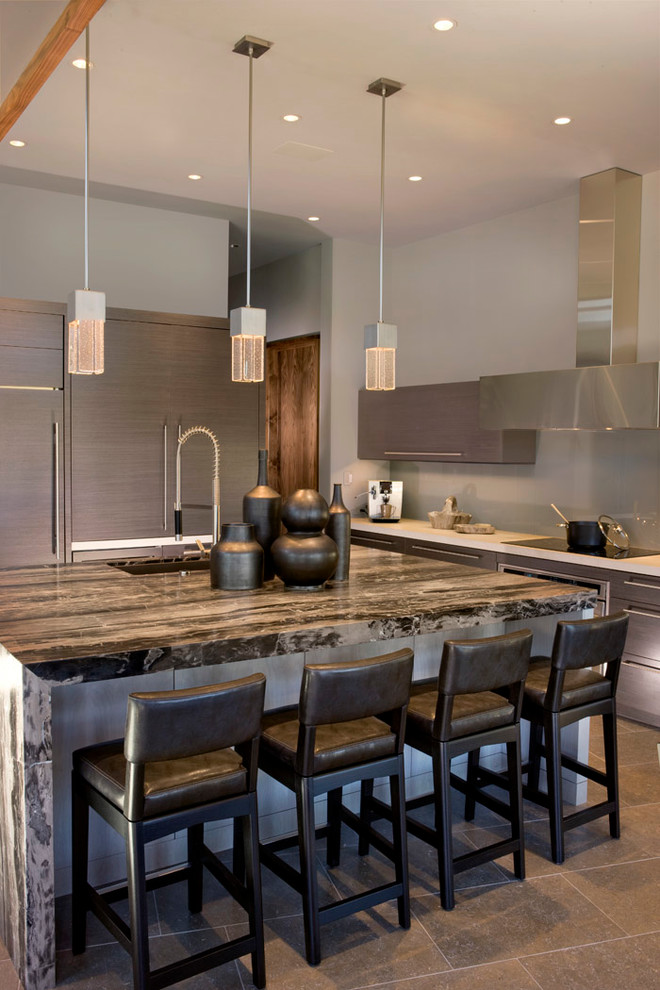 Moderne Wohnküche in L-Form mit Unterbauwaschbecken, flächenbündigen Schrankfronten, grauen Schränken, Elektrogeräten mit Frontblende und Kücheninsel in Sacramento