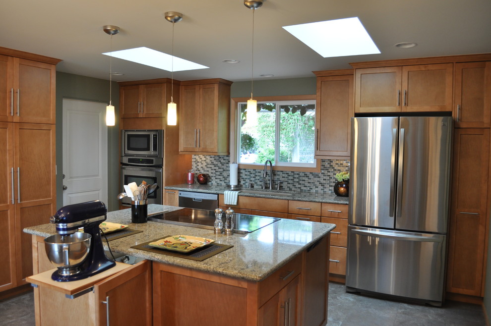 Foto på ett mellanstort amerikanskt kök, med en undermonterad diskho, skåp i shakerstil, skåp i mellenmörkt trä, bänkskiva i kvarts, grönt stänkskydd, stänkskydd i glaskakel, rostfria vitvaror, klinkergolv i porslin och en köksö