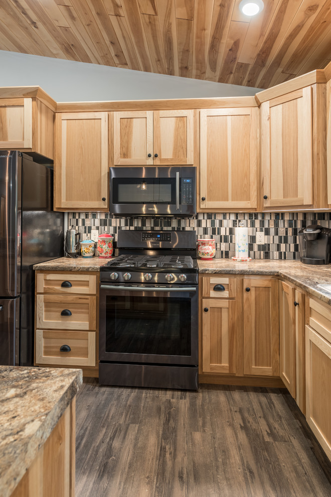 Foto på ett mellanstort rustikt flerfärgad kök, med en undermonterad diskho, skåp i shakerstil, skåp i ljust trä, laminatbänkskiva, flerfärgad stänkskydd, stänkskydd i mosaik, rostfria vitvaror, vinylgolv, en köksö och brunt golv