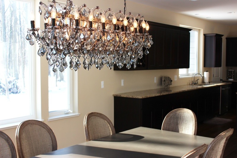 Foto di una sala da pranzo aperta verso la cucina minimalista di medie dimensioni con parquet scuro