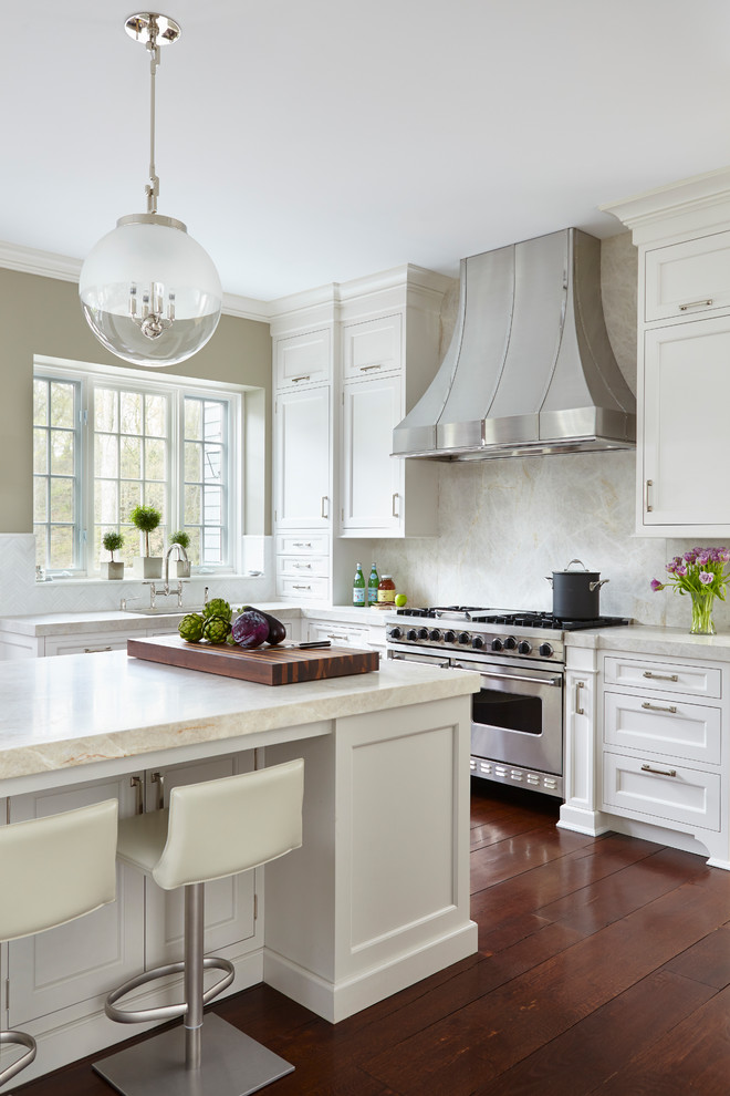 Esempio di una grande cucina classica con lavello sottopiano, ante in stile shaker, ante bianche, top in marmo, paraspruzzi beige, elettrodomestici in acciaio inossidabile, parquet scuro e pavimento marrone