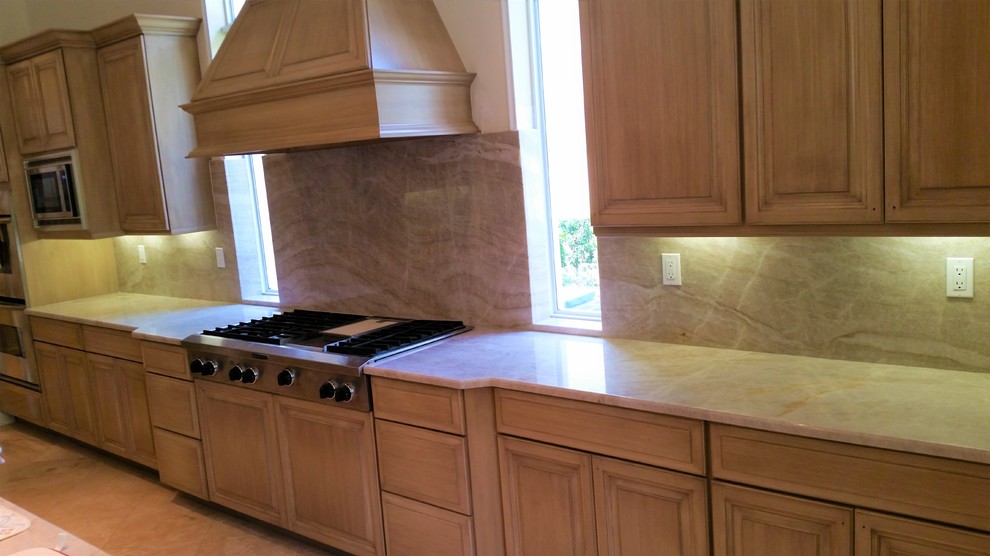 Immagine di un'ampia cucina con lavello a vasca singola, top in quarzite, paraspruzzi beige, paraspruzzi in lastra di pietra, pavimento in travertino, pavimento beige e top beige