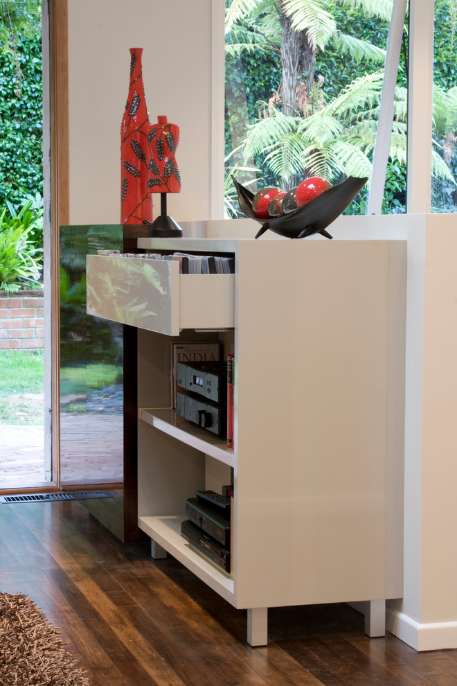 Zweizeilige, Kleine Moderne Wohnküche mit Waschbecken, flächenbündigen Schrankfronten, beigen Schränken, Küchenrückwand in Braun, Rückwand aus Keramikfliesen, Küchengeräten aus Edelstahl und dunklem Holzboden in Auckland
