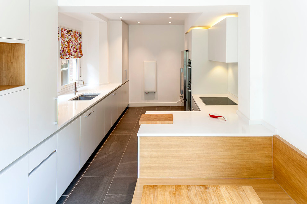 Свежая идея для дизайна: параллельная кухня среднего размера в современном стиле с обеденным столом, плоскими фасадами и полуостровом - отличное фото интерьера