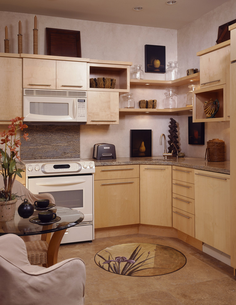 Foto de cocina actual pequeña con armarios con paneles lisos, puertas de armario de madera clara y encimera de granito