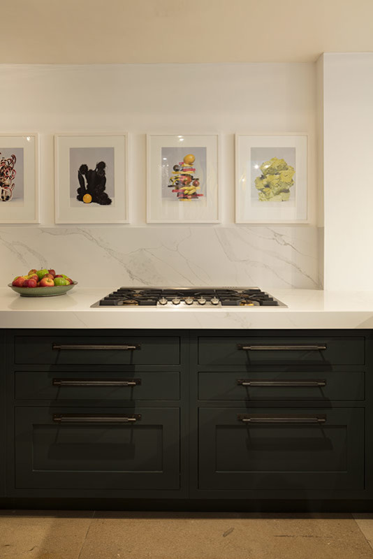 Inspiration för avskilda, stora moderna vitt l-kök, med en undermonterad diskho, luckor med glaspanel, marmorbänkskiva, en halv köksö och gröna skåp