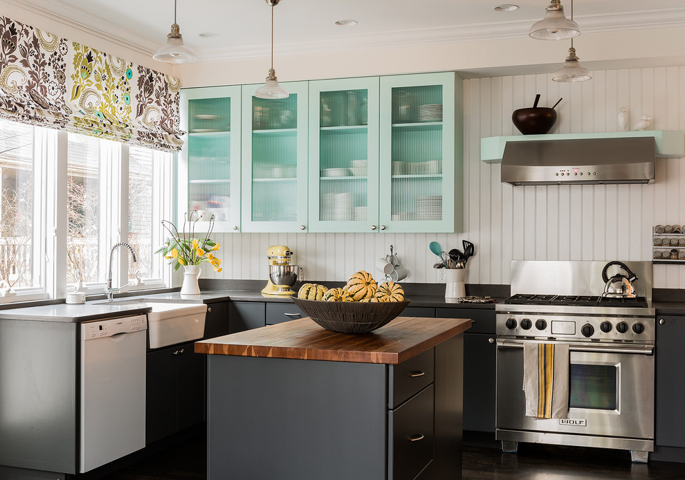 Exempel på ett mellanstort lantligt l-kök, med luckor med glaspanel, vita vitvaror, en rustik diskho, vitt stänkskydd, en köksö, bänkskiva i koppar, stänkskydd i trä, mörkt trägolv, brunt golv och svarta skåp