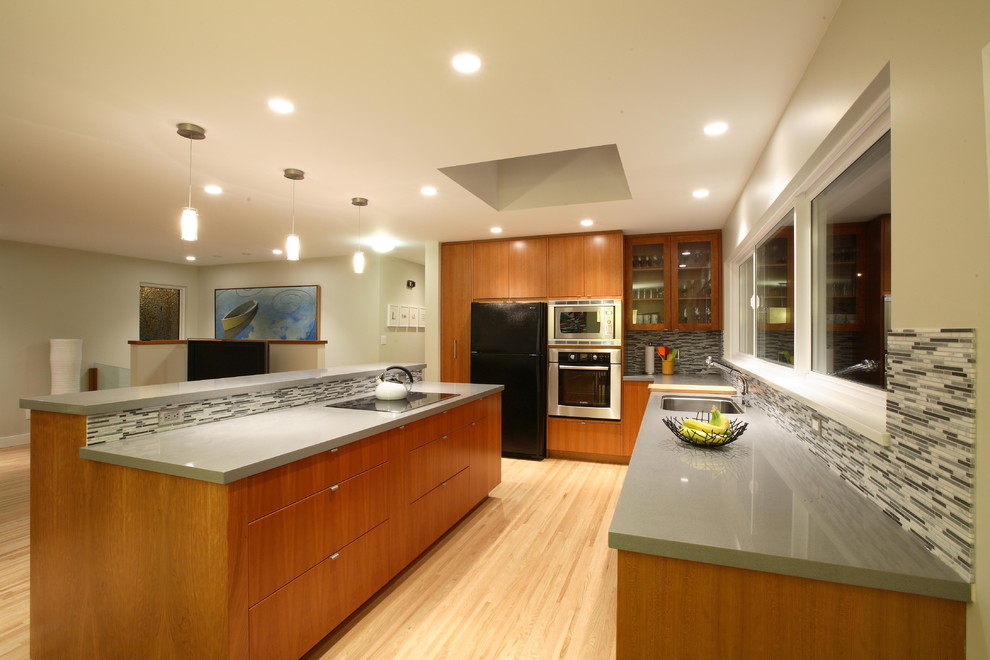Idéer för att renovera ett mellanstort funkis grå grått kök, med en undermonterad diskho, släta luckor, skåp i mellenmörkt trä, bänkskiva i kvartsit, grått stänkskydd, stänkskydd i mosaik, rostfria vitvaror, ljust trägolv, en köksö och beiget golv