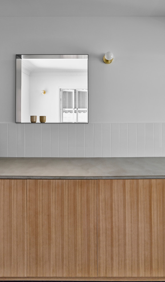 Ispirazione per una piccola cucina parallela con ante in legno chiaro e top in cemento