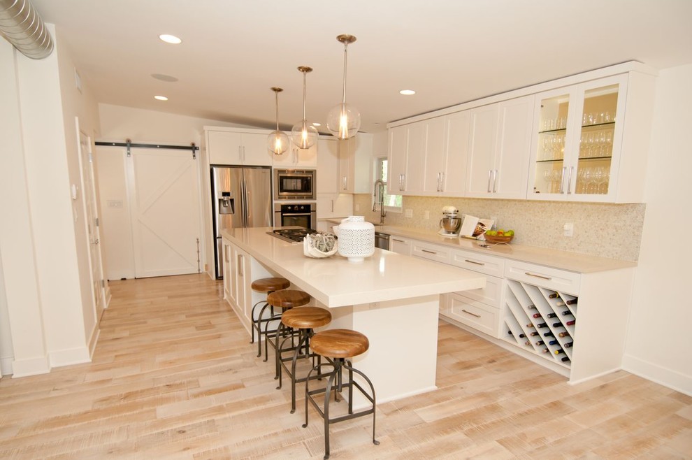Example of a minimalist kitchen design in Austin
