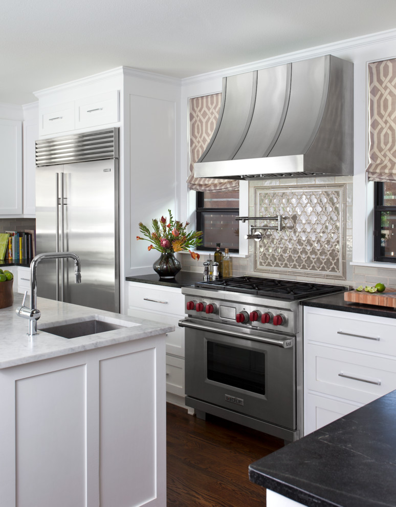 Esempio di una cucina moderna di medie dimensioni con ante in stile shaker, ante bianche, top in saponaria, elettrodomestici in acciaio inossidabile e pavimento in legno massello medio