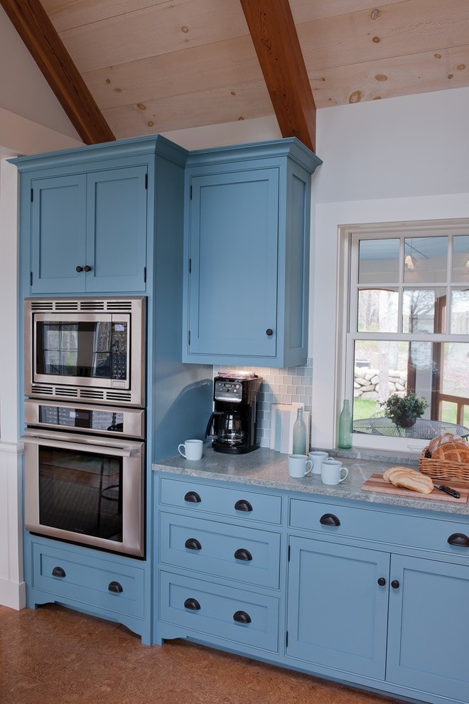 Foto på ett mellanstort eklektiskt kök, med en undermonterad diskho, skåp i shakerstil, blå skåp, granitbänkskiva, grått stänkskydd, stänkskydd i sten och korkgolv