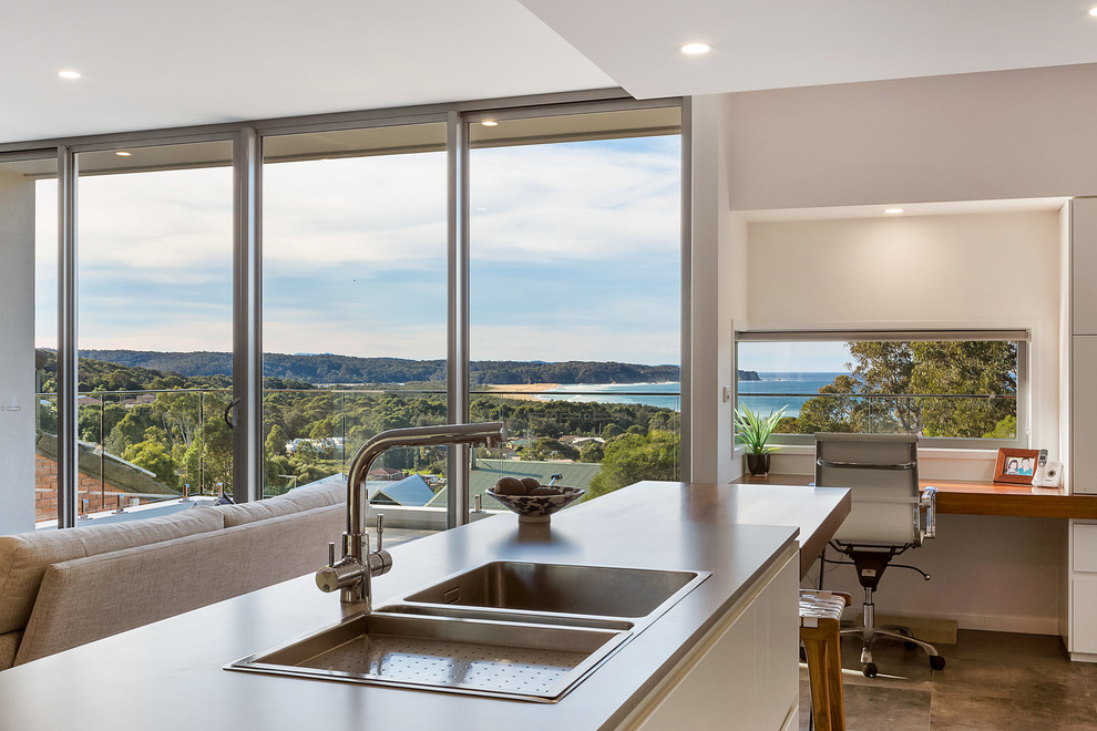 Kitchen - modern kitchen idea in Sydney