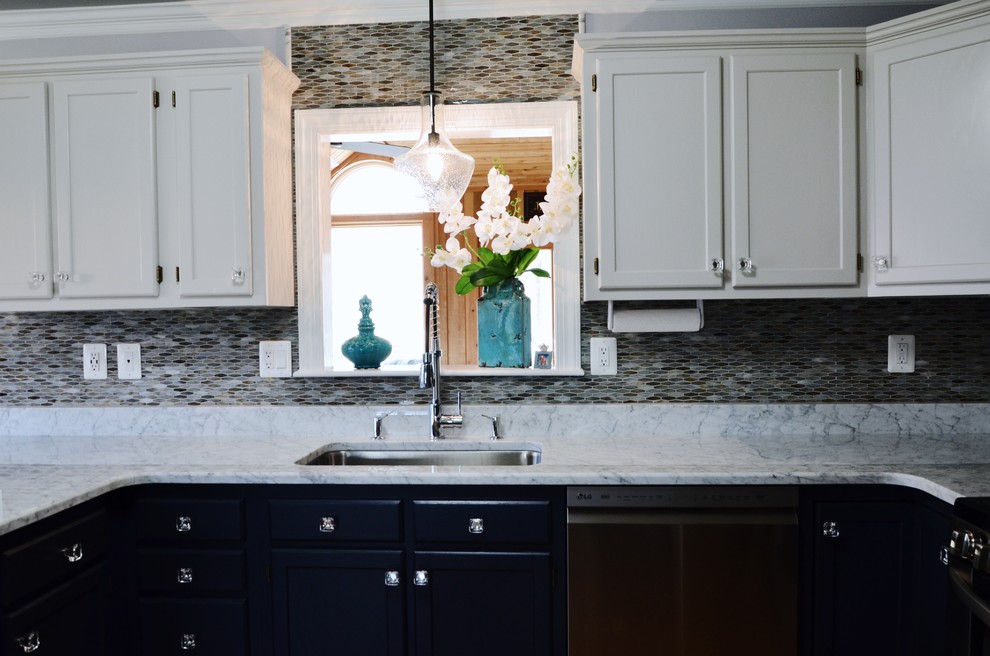 Bild på ett funkis vit vitt kök, med en nedsänkt diskho, luckor med infälld panel, vita skåp, granitbänkskiva, grått stänkskydd, stänkskydd i keramik, rostfria vitvaror, mellanmörkt trägolv, en halv köksö och brunt golv