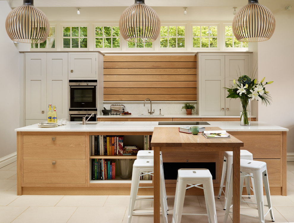 Zweizeilige, Große Klassische Wohnküche mit Unterbauwaschbecken, Schrankfronten im Shaker-Stil, weißen Schränken, Elektrogeräten mit Frontblende und Kücheninsel in Oxfordshire