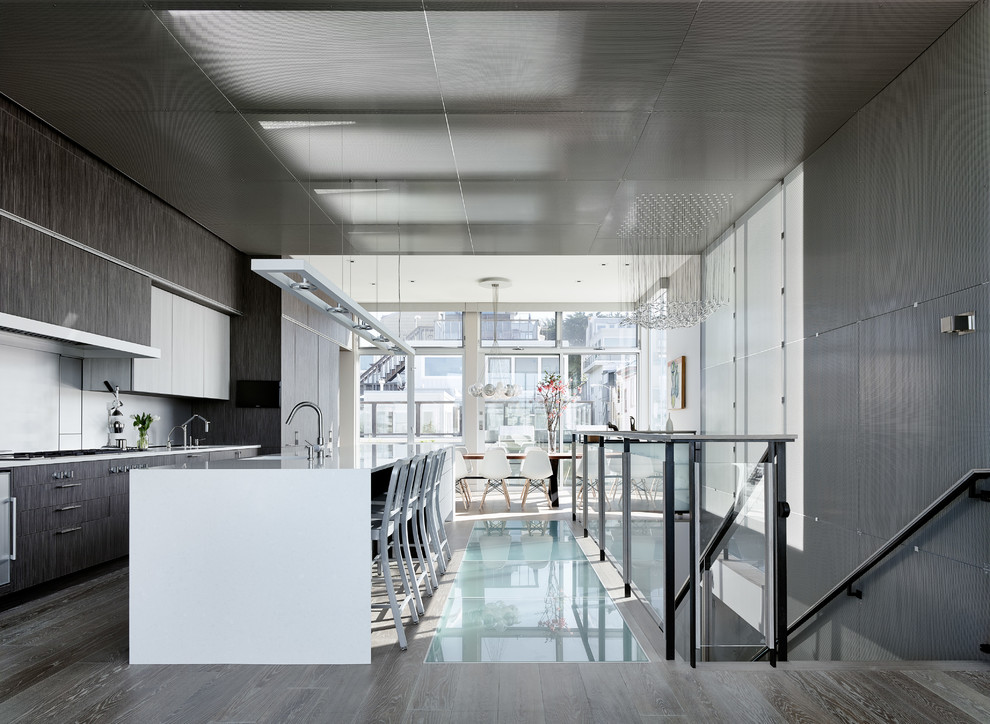 Zweizeilige Moderne Wohnküche mit flächenbündigen Schrankfronten, dunklen Holzschränken, Kücheninsel und dunklem Holzboden in San Francisco