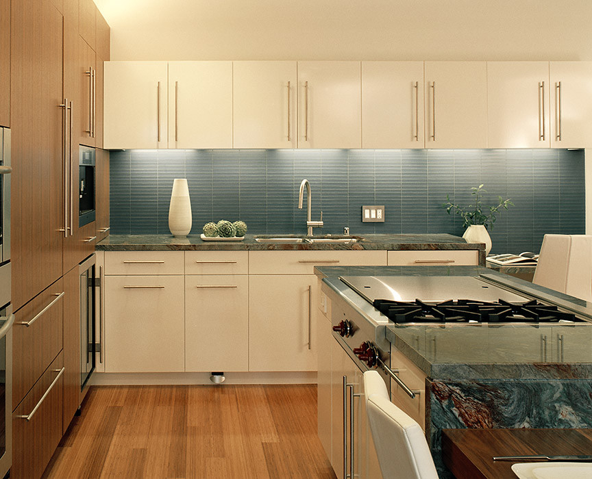 Inredning av ett modernt mellanstort kök, med en undermonterad diskho, släta luckor, vita skåp, bänkskiva i kvarts, blått stänkskydd, stänkskydd i porslinskakel, rostfria vitvaror, ljust trägolv, en köksö och brunt golv