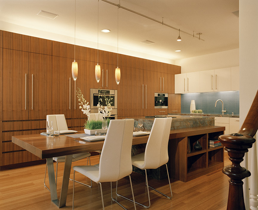 Exempel på ett mellanstort modernt kök, med en undermonterad diskho, släta luckor, vita skåp, bänkskiva i kvarts, blått stänkskydd, stänkskydd i porslinskakel, rostfria vitvaror, ljust trägolv och en köksö