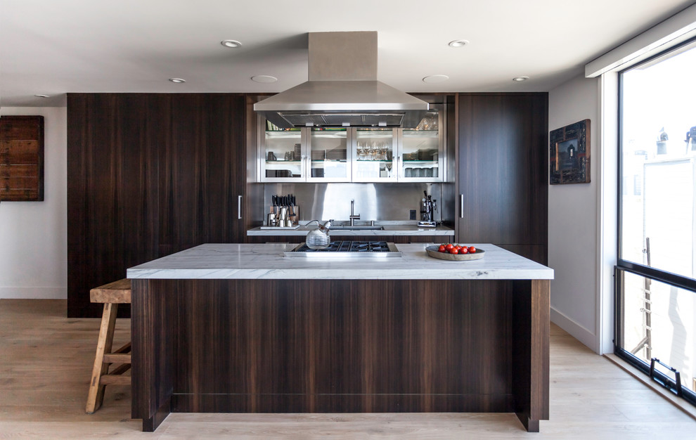 На фото: параллельная кухня в современном стиле с мраморной столешницей, плоскими фасадами, темными деревянными фасадами, фартуком цвета металлик и фартуком из металлической плитки