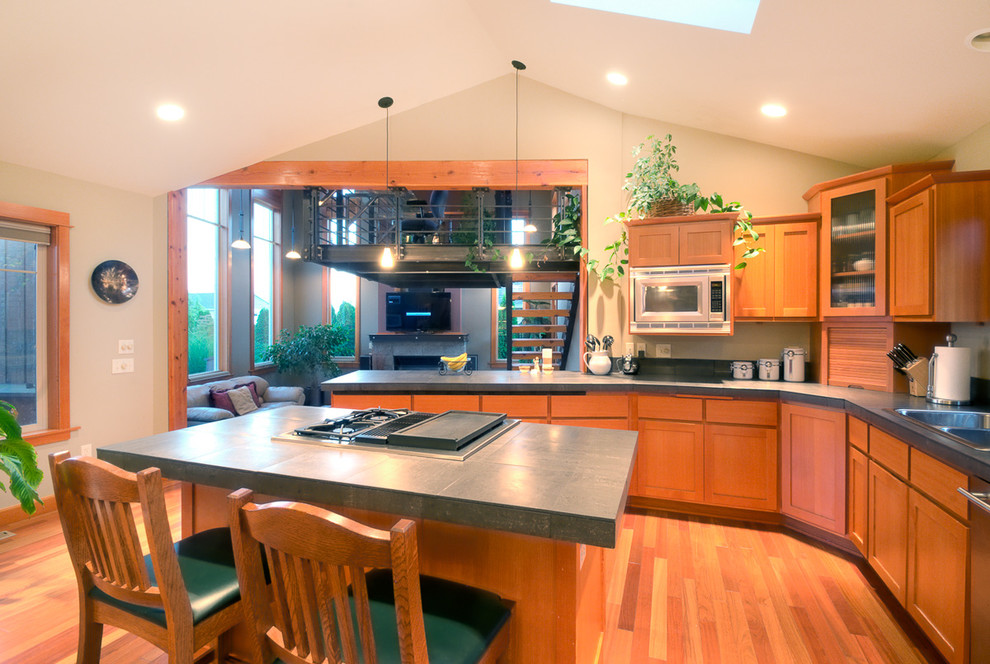 Exempel på ett avskilt, mellanstort klassiskt l-kök, med skåp i shakerstil, skåp i mellenmörkt trä, en köksö, en dubbel diskho, bänkskiva i betong, grått stänkskydd, stänkskydd i stenkakel, rostfria vitvaror, mellanmörkt trägolv och brunt golv