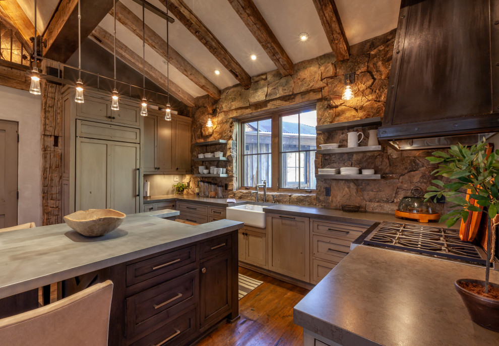 Bild på ett avskilt, mellanstort rustikt grå grått u-kök, med en rustik diskho, skåp i shakerstil, skåp i slitet trä, bänkskiva i betong, brunt stänkskydd, stänkskydd i stenkakel, integrerade vitvaror, mörkt trägolv, en köksö och brunt golv