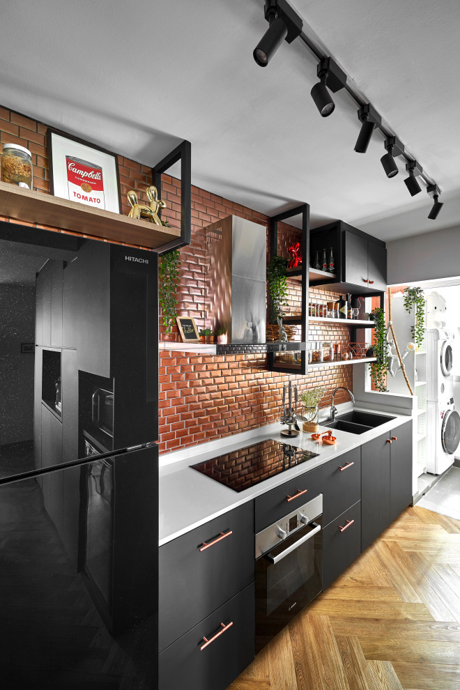 Idéer för att renovera ett funkis vit linjärt vitt kök, med en undermonterad diskho, släta luckor, svarta skåp, orange stänkskydd, stänkskydd i metallkakel, svarta vitvaror, mellanmörkt trägolv och brunt golv