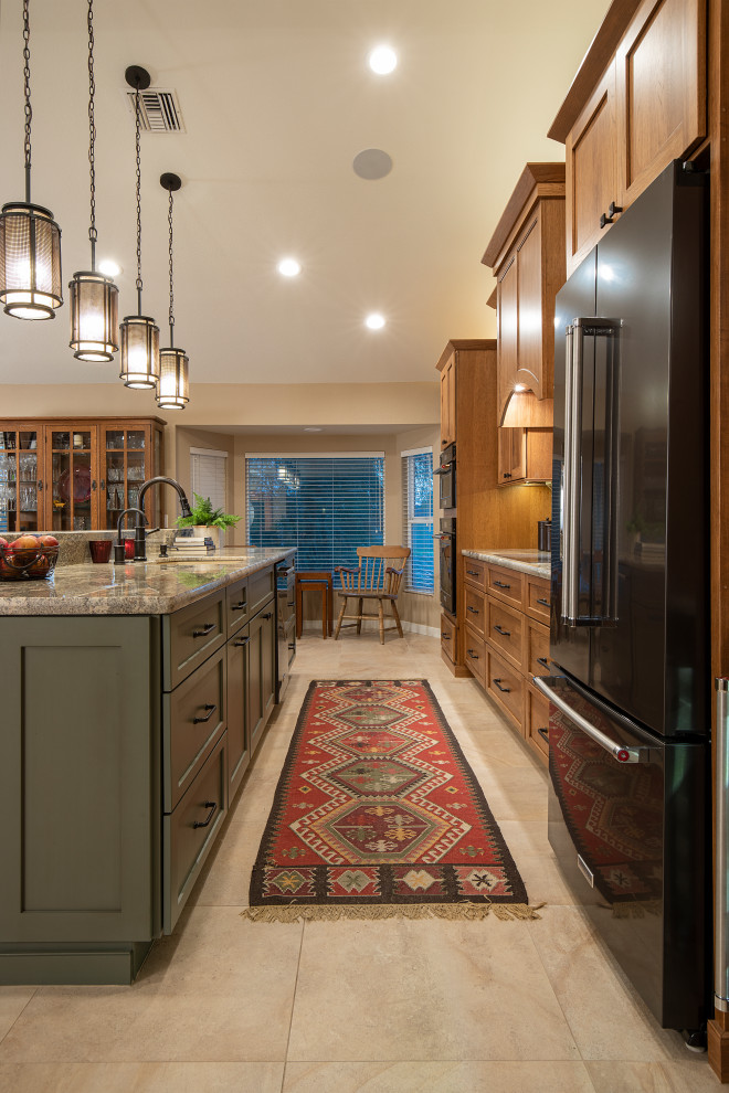 Foto på ett stort amerikanskt grön kök, med en dubbel diskho, skåp i shakerstil, skåp i mellenmörkt trä, granitbänkskiva, rött stänkskydd, stänkskydd i keramik, svarta vitvaror, klinkergolv i porslin, en köksö och beiget golv