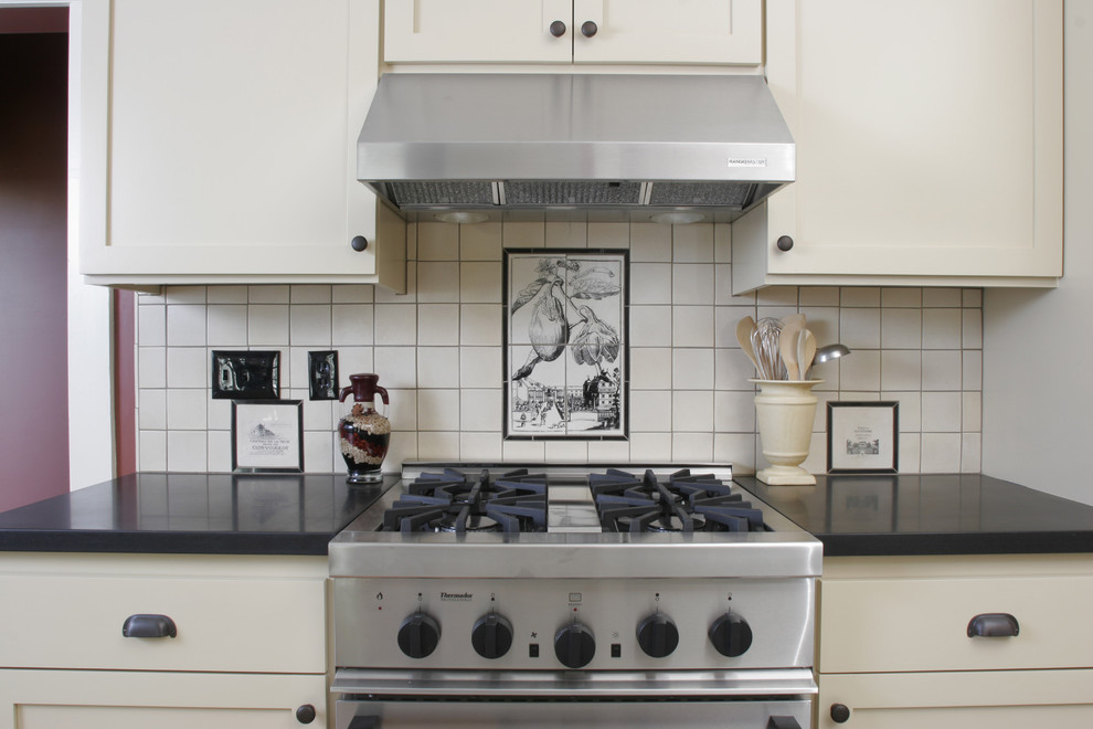 Klassische Küche mit Küchengeräten aus Edelstahl, Schrankfronten im Shaker-Stil, beigen Schränken und Küchenrückwand in Weiß in Seattle