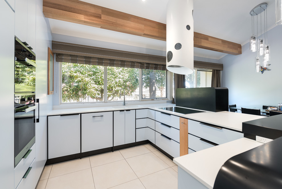 Moderne Küche mit Küchenrückwand in Schwarz in Melbourne