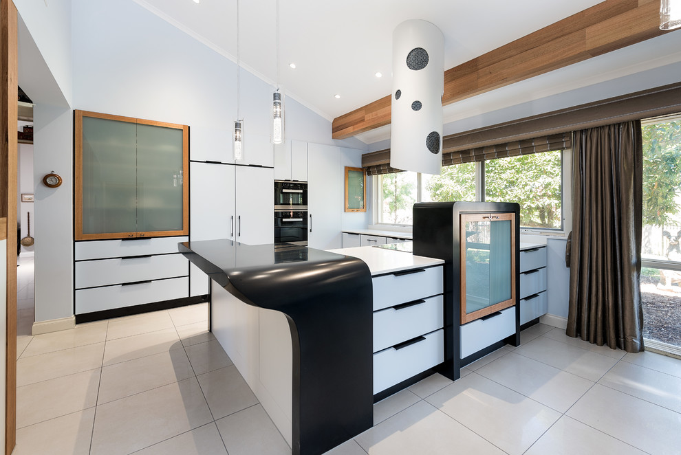 Bild på ett stort funkis kök med öppen planlösning, med blå skåp, bänkskiva i koppar, svart stänkskydd och klinkergolv i porslin