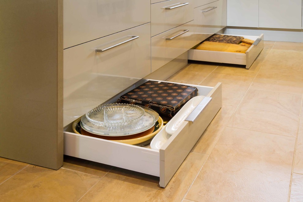 メルボルンにある広いミッドセンチュリースタイルのおしゃれなキッチン (フラットパネル扉のキャビネット、クオーツストーンカウンター、ガラス板のキッチンパネル、シルバーの調理設備) の写真
