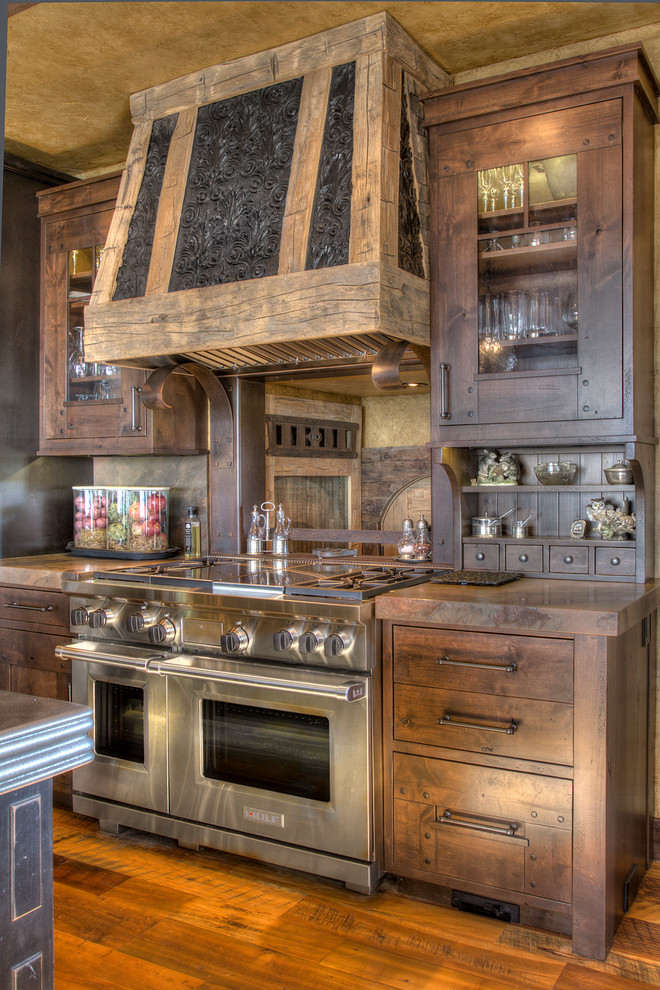 Exempel på ett stort rustikt grå grått kök, med en undermonterad diskho, släta luckor, skåp i mellenmörkt trä, bänkskiva i zink, integrerade vitvaror, mellanmörkt trägolv och en köksö