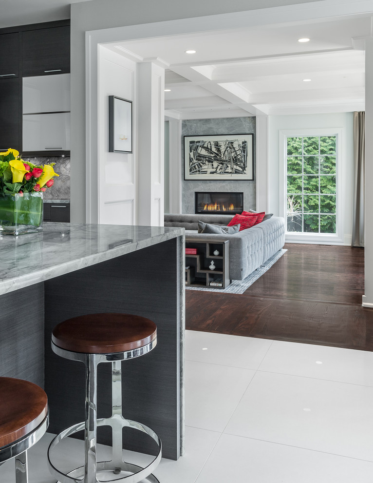 Große Moderne Küche mit integriertem Waschbecken, schwarzen Schränken, Marmor-Arbeitsplatte, Küchenrückwand in Grau, Rückwand aus Stein, Porzellan-Bodenfliesen, Kücheninsel und weißem Boden in New York