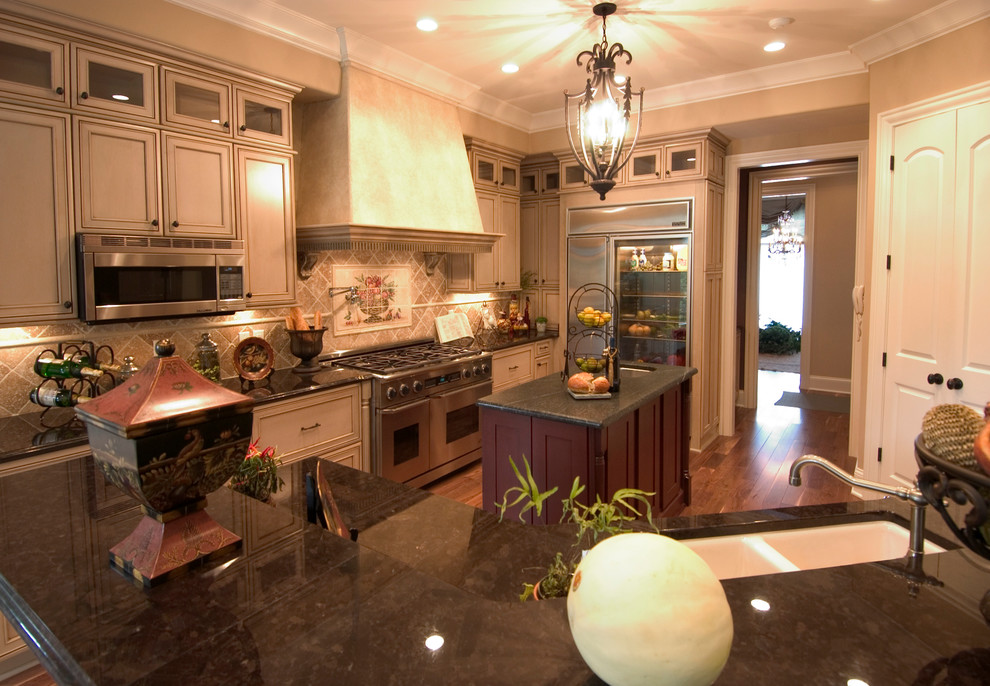 Exempel på ett klassiskt kök och matrum, med en dubbel diskho, skåp i shakerstil, beige skåp, granitbänkskiva, beige stänkskydd, stänkskydd i stenkakel och rostfria vitvaror