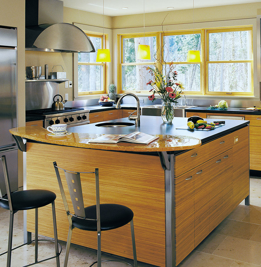 Foto på ett mellanstort funkis kök, med en undermonterad diskho, släta luckor, skåp i ljust trä, bänkskiva i koppar, stänkskydd med metallisk yta, rostfria vitvaror, klinkergolv i keramik och en köksö