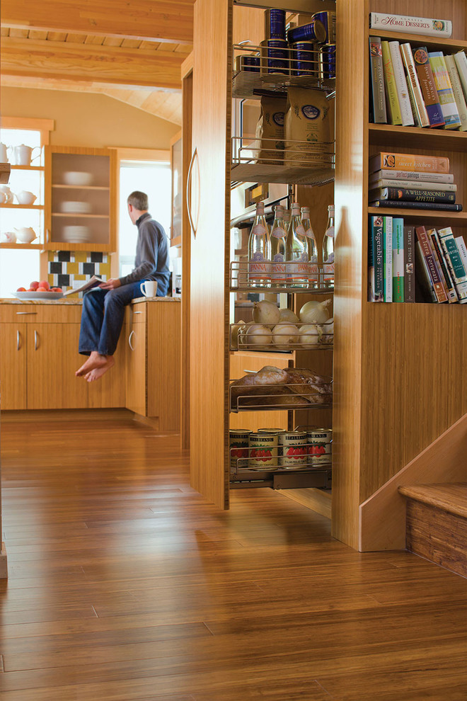 Esempio di una cucina contemporanea di medie dimensioni con ante lisce, ante in legno chiaro, top in quarzite, paraspruzzi multicolore, paraspruzzi con piastrelle a mosaico e pavimento in bambù