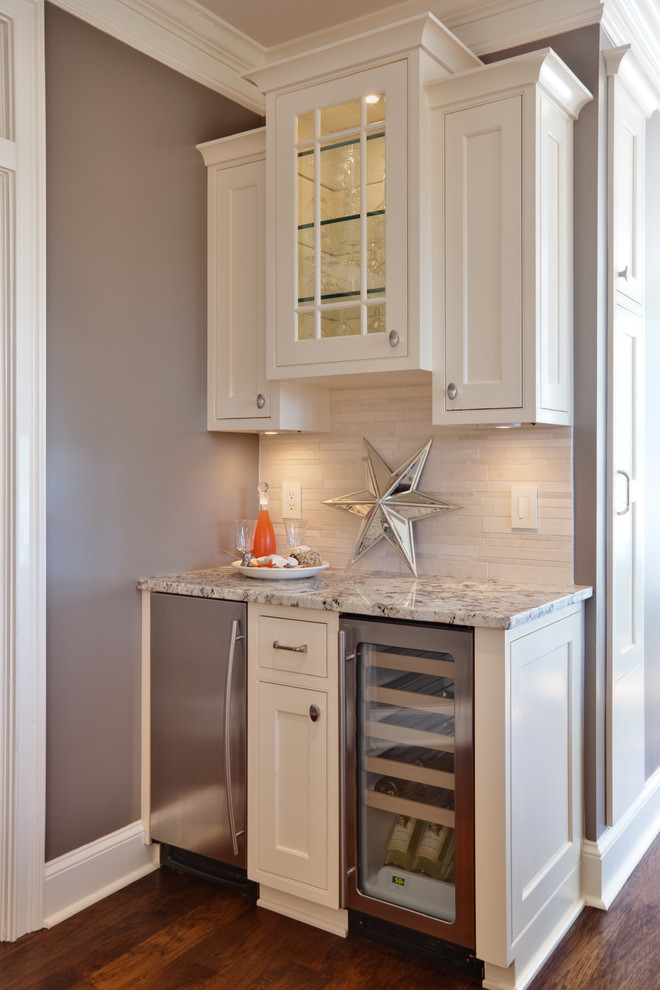 Foto di una cucina tradizionale con ante in stile shaker, ante bianche, top in granito, paraspruzzi beige e elettrodomestici in acciaio inossidabile