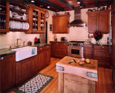 Mittelgroße Country Küche in L-Form mit Landhausspüle, Schrankfronten im Shaker-Stil, hellbraunen Holzschränken, Küchengeräten aus Edelstahl, hellem Holzboden und Kücheninsel in San Francisco