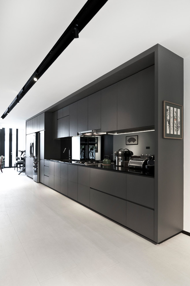 На фото: кухня в современном стиле с черно-белыми фасадами