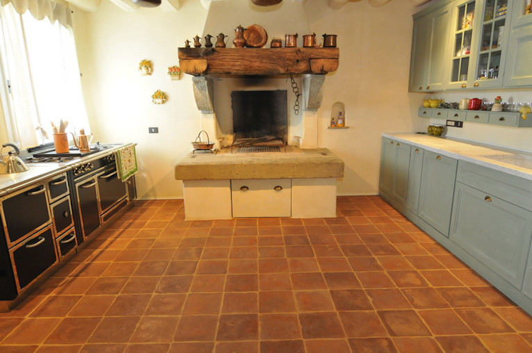 Свежая идея для дизайна: кухня в средиземноморском стиле - отличное фото интерьера