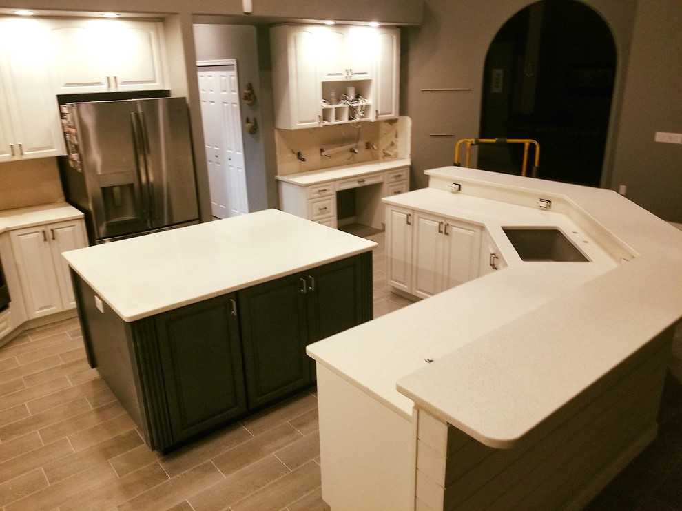 Einzeilige, Geräumige Moderne Küche mit Vorratsschrank, Landhausspüle, Quarzwerkstein-Arbeitsplatte und zwei Kücheninseln in Tampa