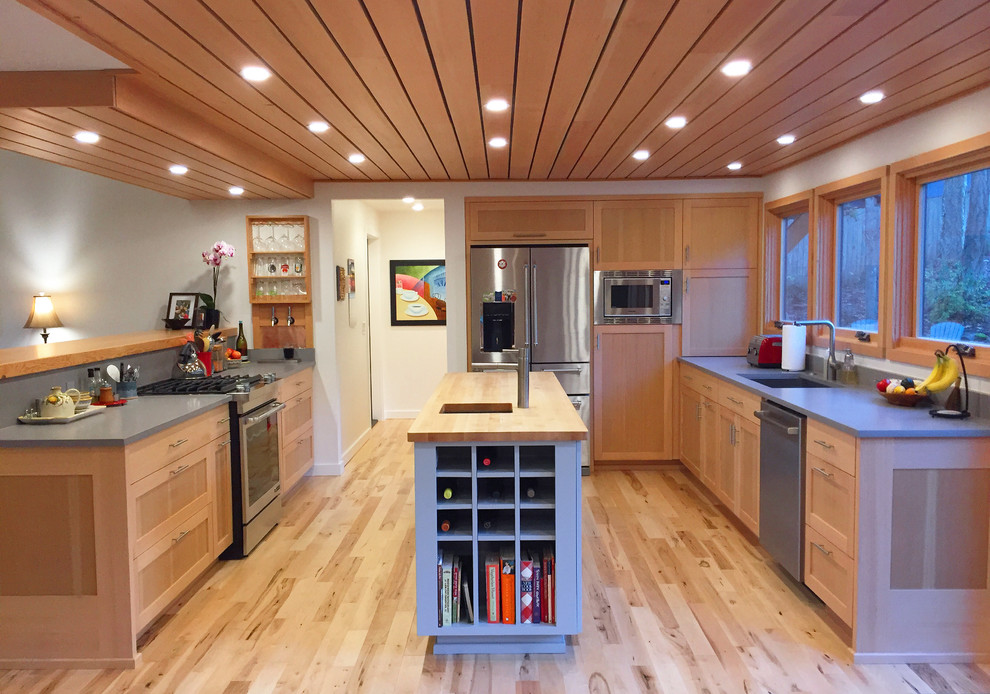 Foto di una cucina design di medie dimensioni con lavello sottopiano, ante lisce, ante in legno chiaro, top in quarzo composito, paraspruzzi grigio, elettrodomestici in acciaio inossidabile e parquet chiaro