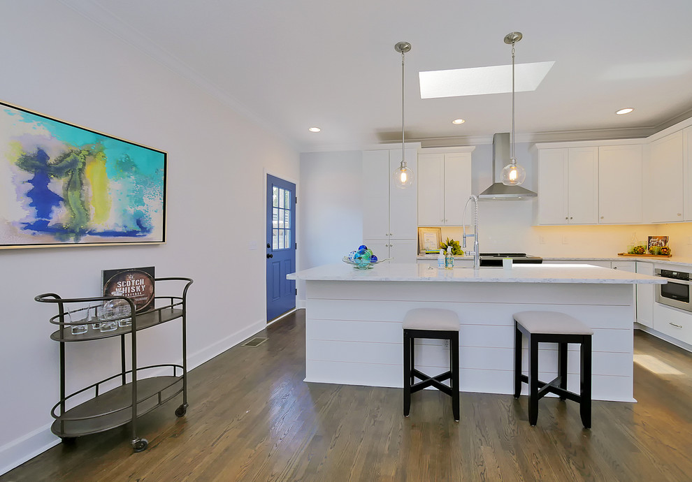 Immagine di una cucina costiera di medie dimensioni con pavimento in legno massello medio e pavimento marrone