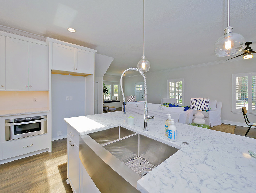 Foto di una cucina stile marinaro di medie dimensioni con pavimento in legno massello medio e pavimento marrone