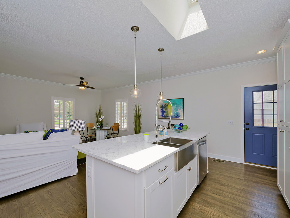 Foto di una cucina costiera di medie dimensioni con pavimento in legno massello medio e pavimento marrone