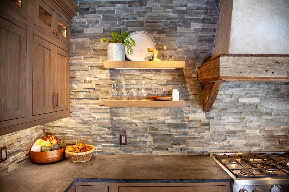 Idéer för ett stort rustikt grå kök, med en rustik diskho, skåp i shakerstil, skåp i mellenmörkt trä, bänkskiva i täljsten, grått stänkskydd, stänkskydd i stenkakel, rostfria vitvaror, mellanmörkt trägolv, en köksö och brunt golv