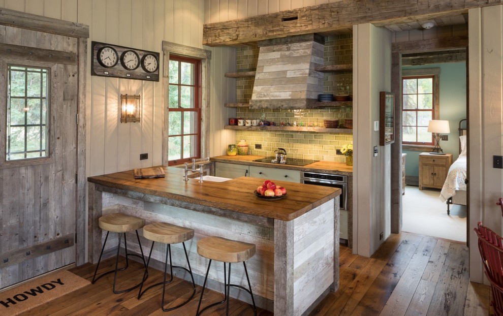 Rustik inredning av ett litet kök, med en rustik diskho, grönt stänkskydd, stänkskydd i keramik, rostfria vitvaror, mellanmörkt trägolv och brunt golv