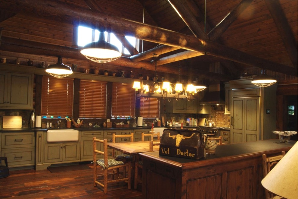 Rustik inredning av ett mellanstort kök, med en rustik diskho, luckor med infälld panel, skåp i slitet trä, granitbänkskiva, brunt stänkskydd, stänkskydd i stenkakel, integrerade vitvaror och mörkt trägolv