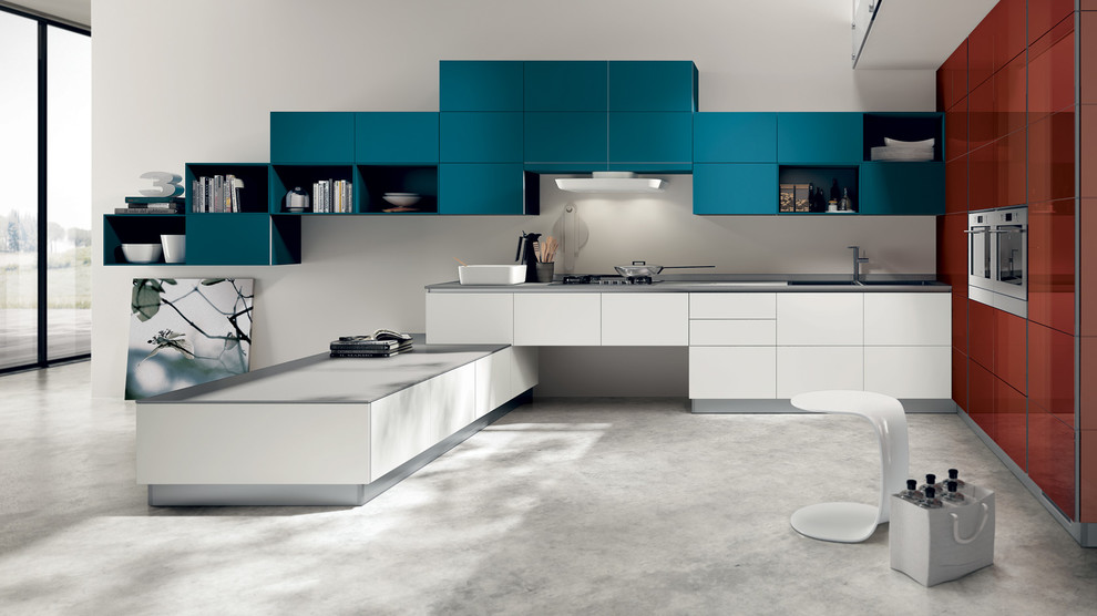 Exempel på ett stort modernt kök, med en dubbel diskho, luckor med upphöjd panel, blå skåp, bänkskiva i kvartsit, grått stänkskydd, stänkskydd i porslinskakel, integrerade vitvaror, betonggolv och flera köksöar