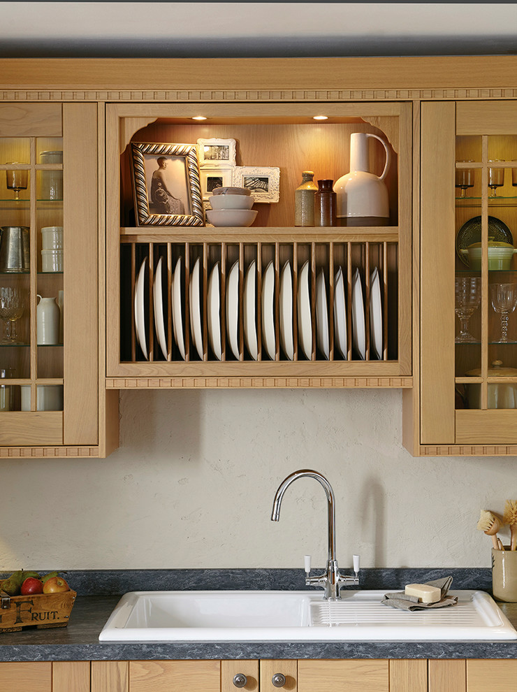 Diseño de cocina tradicional con fregadero encastrado, armarios estilo shaker y puertas de armario de madera clara